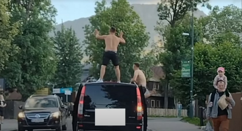 Jeżdził po mieście stojąc na dachu... mercedesa (video)