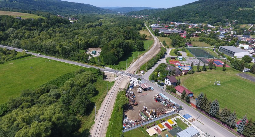 Kolej zmienia kategorię przejazdu w Makowie Podhalańskim! Co to oznacza? 