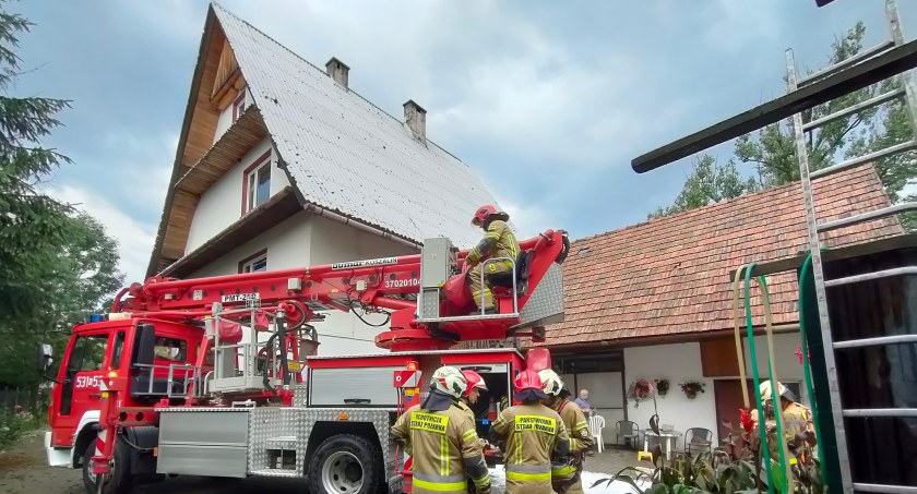 Armagedon nad Jordanowszczyzną. Grad podziurawił dach (foto i video)