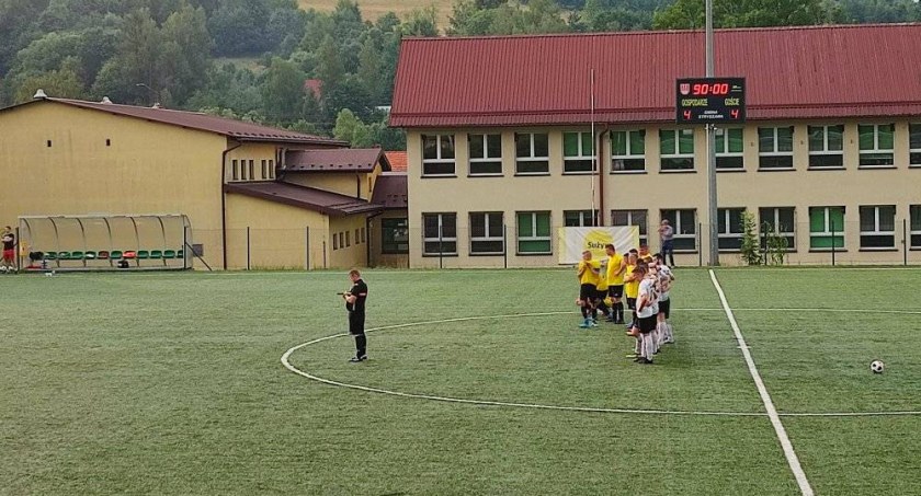 Puchar Polski: Osiem goli, sześć serii rzutów karnych, dwa samobóje, jedna czerwona kartka w Lachowicach. Błyskawica już błyska. BCS zdobywa Białkę