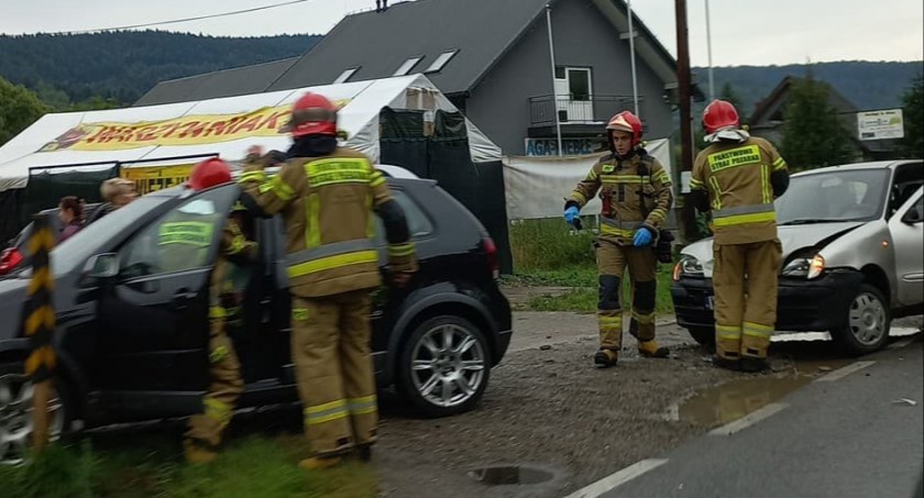 Budzów: Dwa rozbite samochody. Jedna osoba zabrana do szpitala!