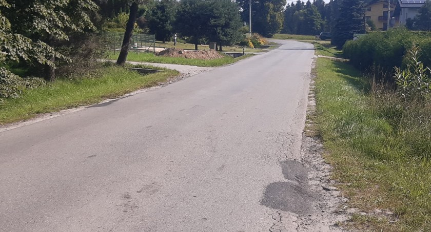 Jordanów: Proszą o remont drogi powiatowej i budowę chodnika. Starosta: Bez wsparcia Miasta ani rusz! 