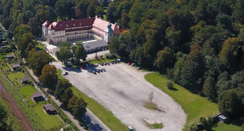 Od jutra nie zaparkujemy przy suskim zamku! Jaki jest tego powód?