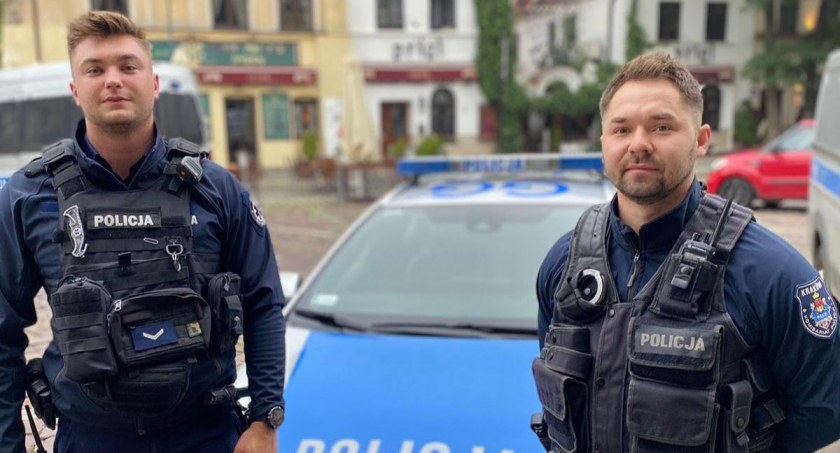 Dwaj policjanci narażali życie ratując osoby uwięzione w płonącym mieszkaniu. Wśród bohaterów stryszawianin Paweł Pindel