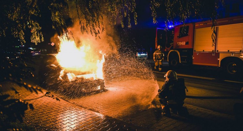Maków Podhalański. Pożar samochodu osobowego (zdjęcia, wideo)