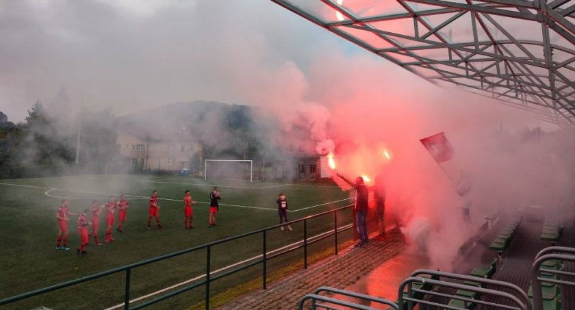A-KLASA SUSKA: W Krzeszowie miał być hit, a wyszedł kit. Jałowiec lepszy w derbach od BCS. Bystra na fali wznoszącej. Kibice wygrali w Lachowicach