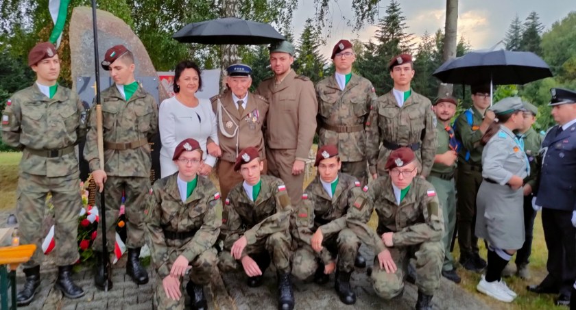 Uroczyste obchody Święta Wojska Polskiego przy Pomniku Ofiar Zagórza na Makowskiej Górze