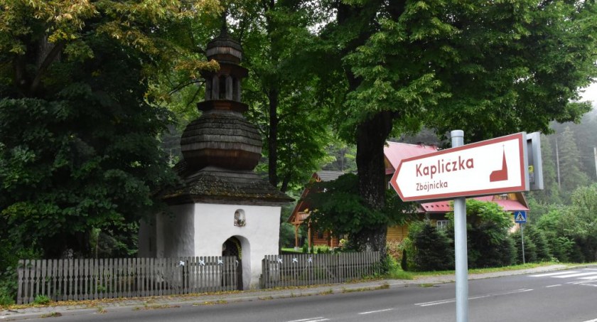 Dla turystów: kapliczki i figurki w Zawoi