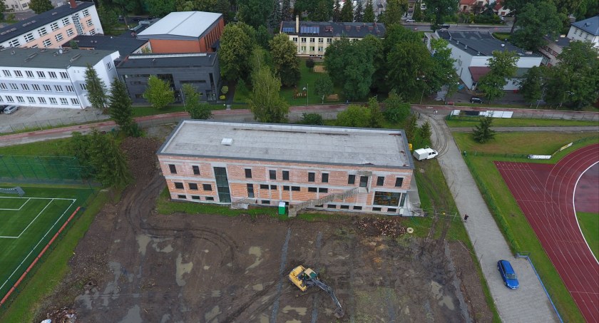 Sucha Beskidzka: Trwa wykończanie budynku klubowego 
