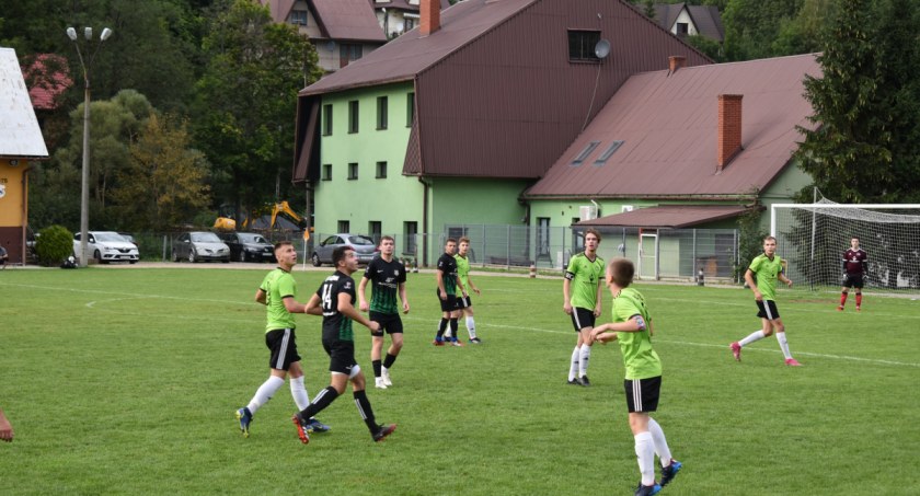Piłkarski weekend: Wisła Kraków przyjeżdża do Białki, o 11 grają Naroże i Babia Góra. Potrójne derby w suskiej klasie A.