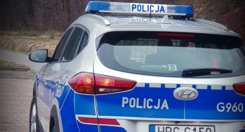 Brakło miejsc, to kolejnych pasażerów zapakował do… bagażnika!