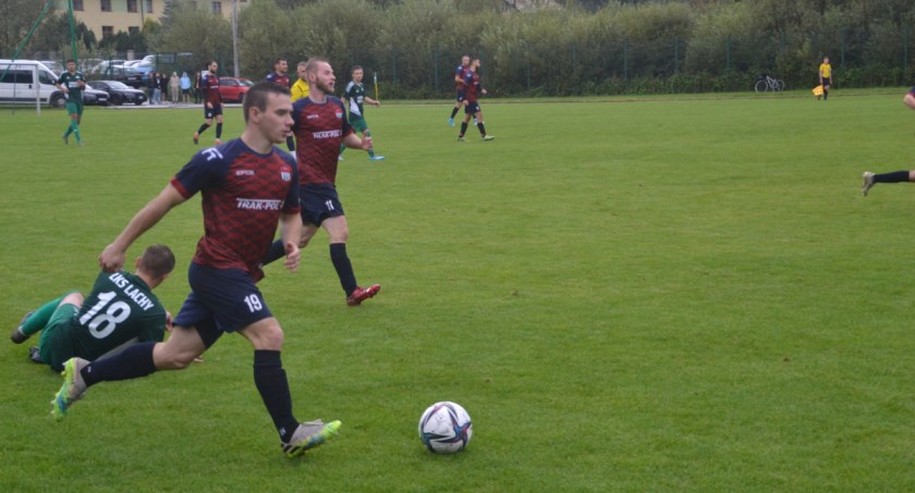 Piłkarski weekend: Derby przez duże d w Suchej Beskidzkiej i w Lachowicach.