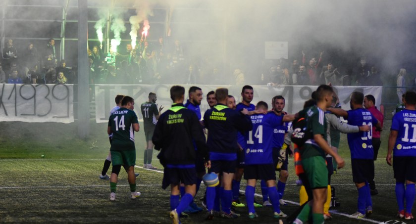 (FOTO, VIDEO) A-KLASA SUSKA: Żurawia lot nad Lachowicami. Gol Kachla ozdobą derbów. Strzelec i Jałowiec i pierwszy remis. Huragan i pierwszy punkt