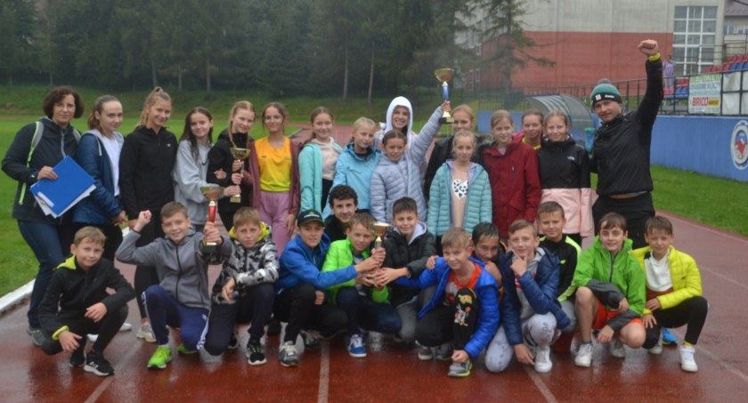 Cztery starty i cztery triumfy SP Jordanów w Sztafetowych Biegach Przełajowych