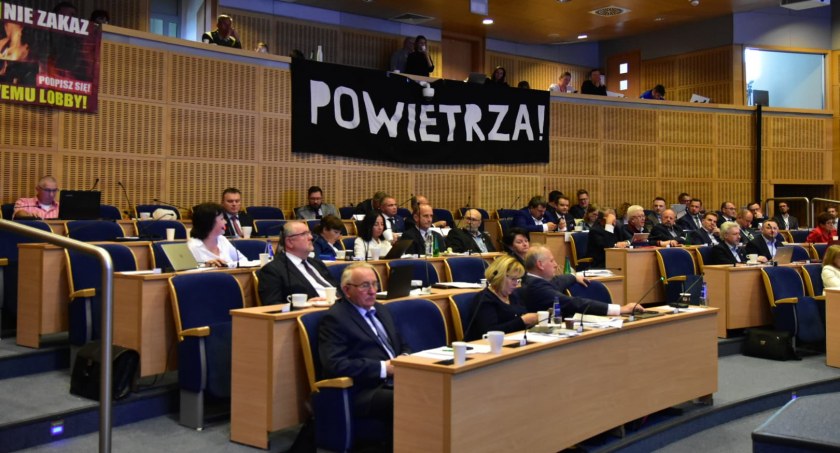 Ustawa antysmogowa zmieniona. Wymiana pieców odroczona o ponad rok 