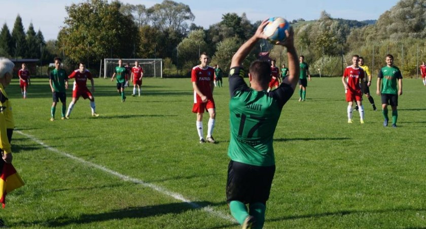 B-KLASA: Błyskawica spisała się na piątkę. Mateusz Pająk z Gromu też. Kosztowne wielbłądy Świtu. Derby Tempo z Bienią bez rozstrzygnięcia