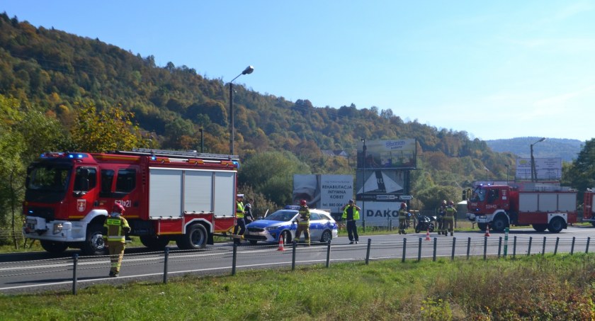 Sucha Beskidzka: Zakorkowana krajówka po kolizji motocykla z osobówką 