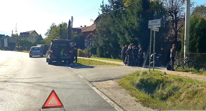 Nastolatek pod kołami peugeota 