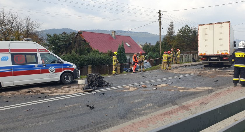Maków Podhalański: Poważny wypadek na drodze krajowej 28 (Aktualizacja)