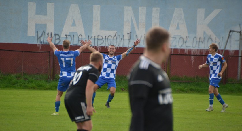 A-KLASA SUSKA: Strzelec zapolował w Makowie Podhalańskim. Jałowiec miał piłkę meczową z Lachami