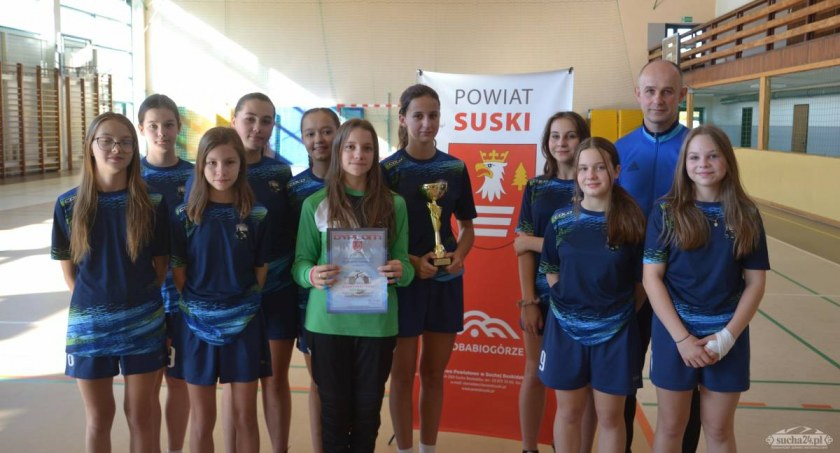 Komplet zwycięstw i mistrzostwo powiatu w halową piłkę nożną trafiło do uczennic z SP1 Zawoja