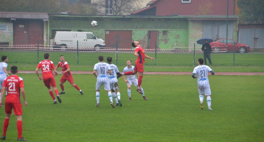 LIGA OKRĘGOWA OŚWIĘCIMSKA: Niebo płakało nad Babią Górą. Naroże ma zmienników i gra do końca
