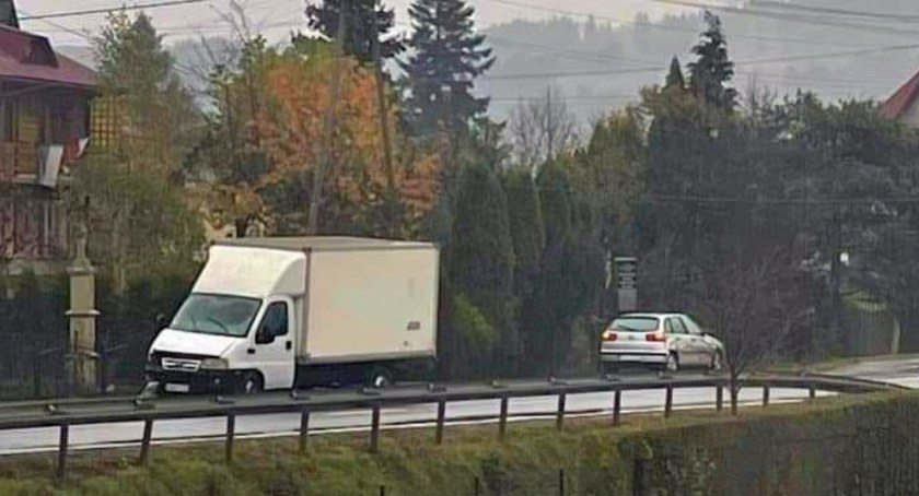 Naprawa: Dwa auta rozbite na krajowej 28