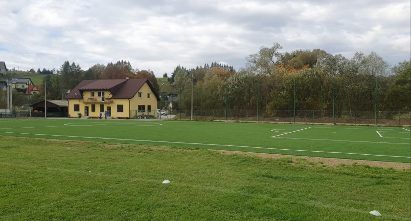 Boisko ze sztuczną nawierzchnią i oświetleniem w Jordanowie gotowe do otwarcia
