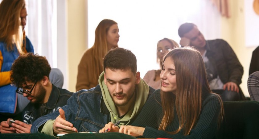 Studiujesz i pobierasz rentę rodzinną z ZUS? Pamiętaj o zaświadczeniu