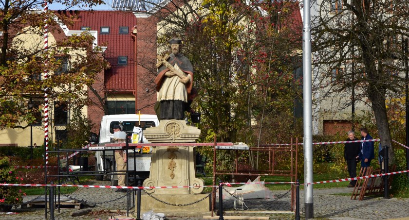Rzeźba świętego Jana Nepomucena wróciła na jordanowski rynek (video)