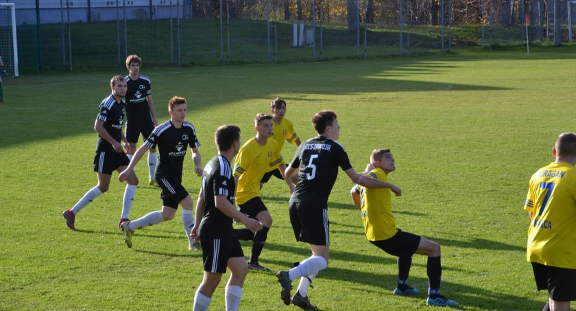 A-KLASA SUSKA: Derby gminy Zawoja dla BCS, dwa gole Wróblewskiego. Hattrick Partyki, punktów dla Strzelca zero. Złoty gol Igora Kulki