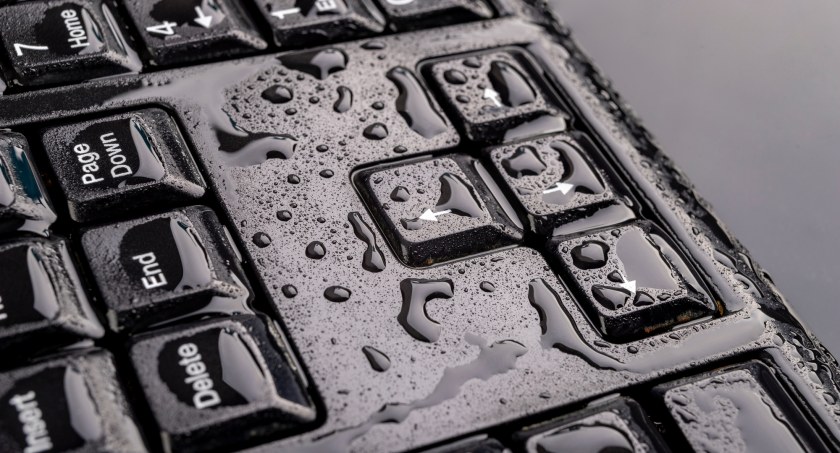 Zalanego laptopa można uratować – poznaj skuteczny sposób