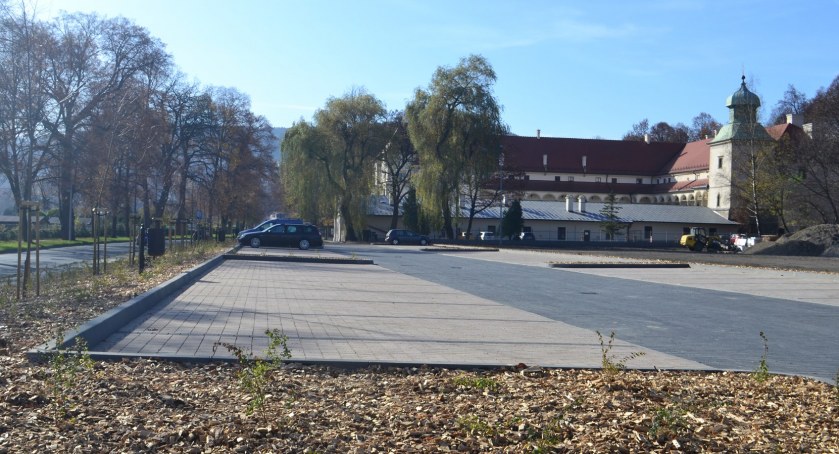 Sucha Beskidzka: Zakończyła się przebudowa przyzamkowych parkingów 