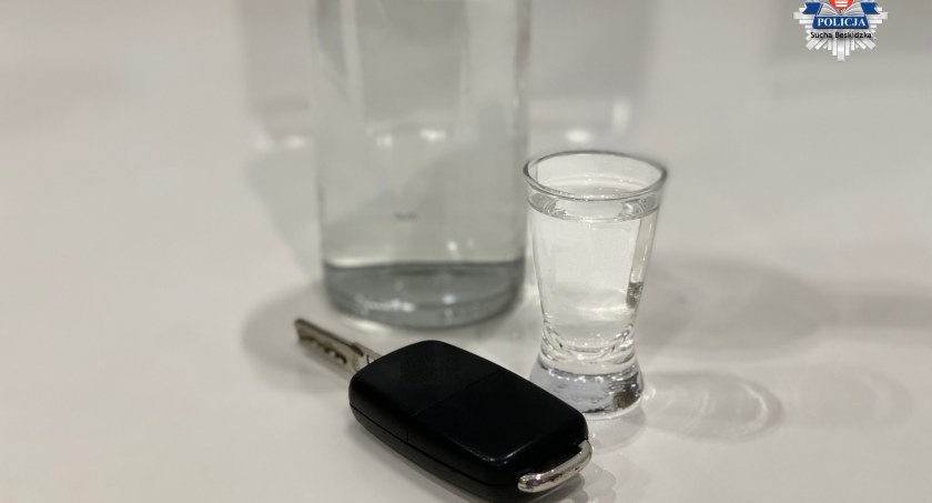 Pijana kierująca zatrzymana przy … budynku komendy.