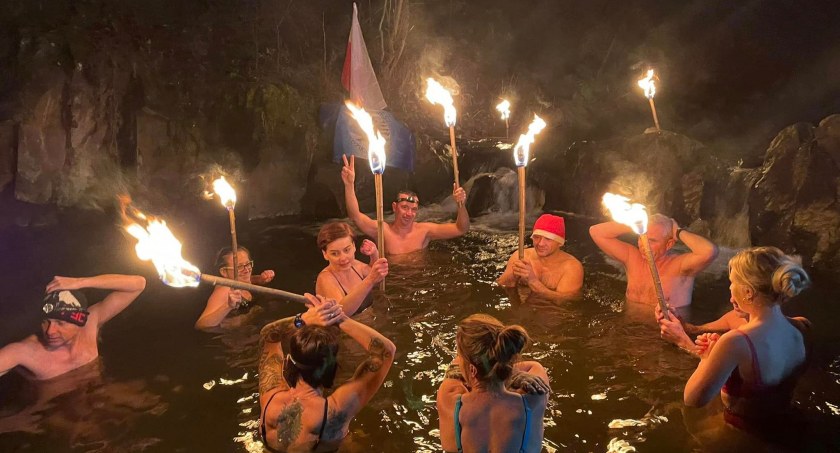 Rocznicę odzyskania niepodległości uczcili kąpielą w… rzece 