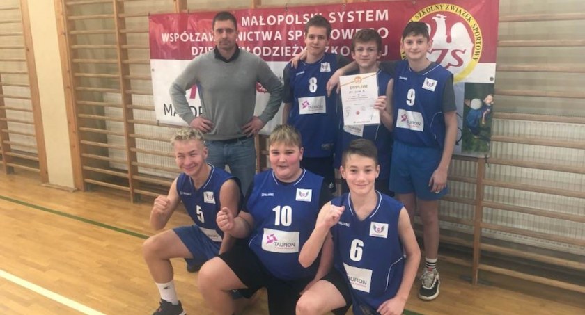 Chłopcy z SP1 Sucha Beskidzka najlepsi w powiecie i rejonie w koszykówkę 3x3