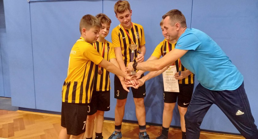 Chłopcy ze Skawicy na podium zawodów wojewódzkich w koszykówce 3x3