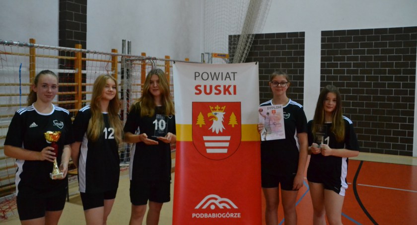 Mecz o wszystko w finale powiatowym w koszykówkę 3x3 dziewcząt szkół średnich