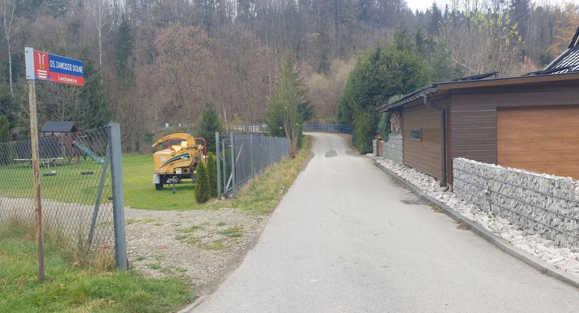 Droga i mieszkańcy muszą czekać. Na cudzym gmina nic nie zrobi