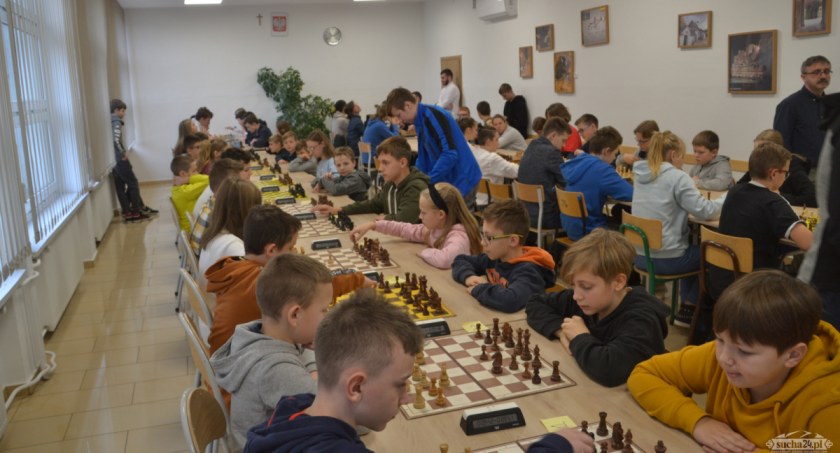 Powrót szkolnych szachistów. Puchary i awans dla szkół z Krzeszowa, Osielca i suskiego LO