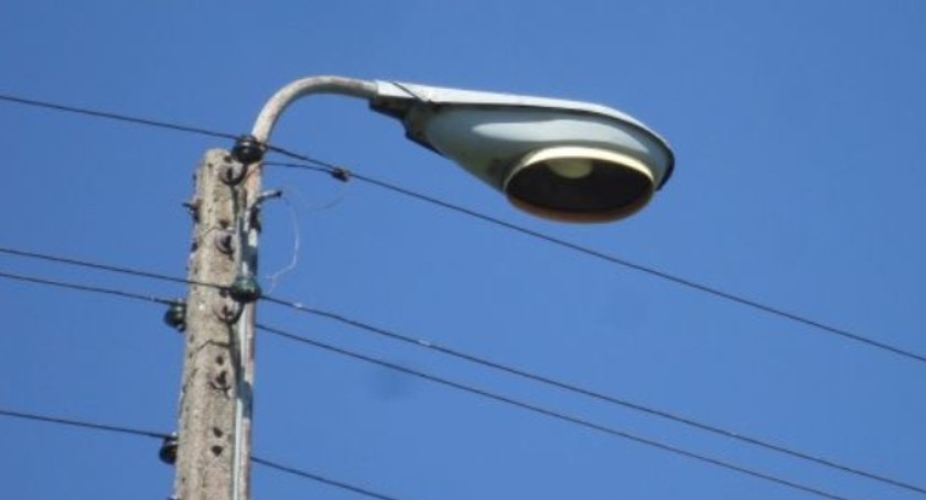 Dlaczego lampy świeciły w… dzień? Gmina wyjaśnia, a Tauron potwierdza