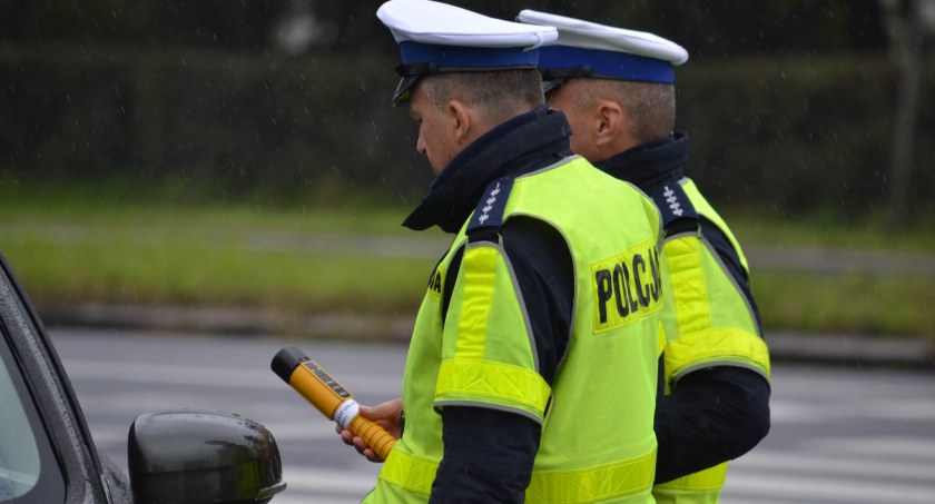 Zatrzymano pijanych, pod wpływem narkotyków i poszukiwanych