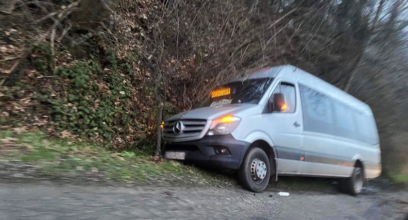 Łętownia: Rejsowy bus wpadł do rowu. Dwie osoby poszkodowane