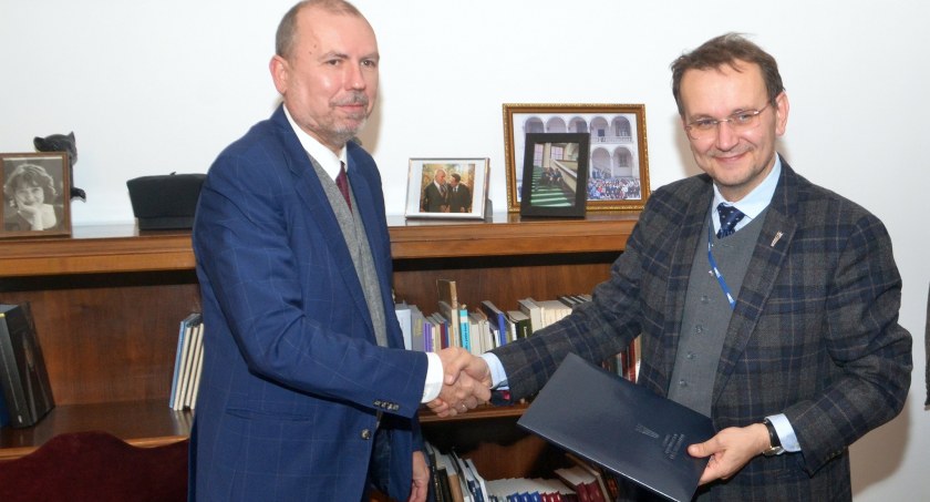Muzeum Miejskie Suchej Beskidzkiej zawarło porozumienie o współpracy z Zamkiem Królewskim na Wawelu - Państwowymi Zbiorami Sztuki.