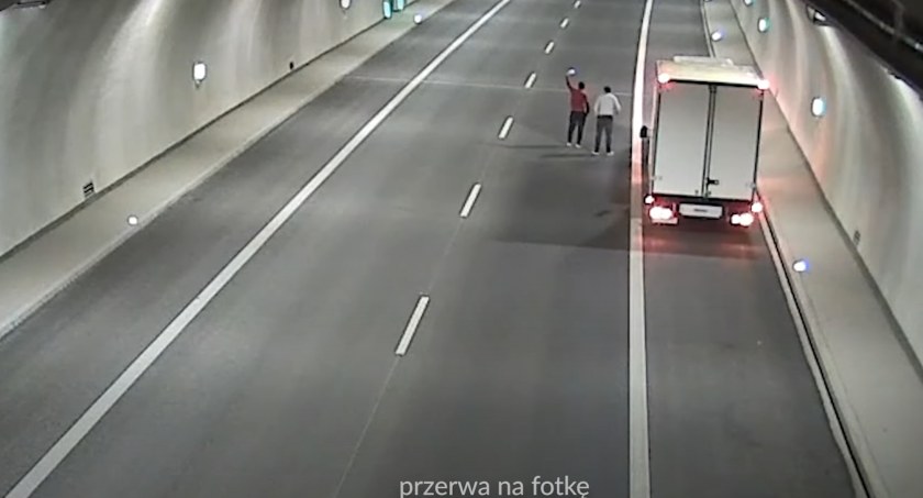 Tego się nie spodziewano! Zamiast jechać robią sobie... selfie w tunelu 