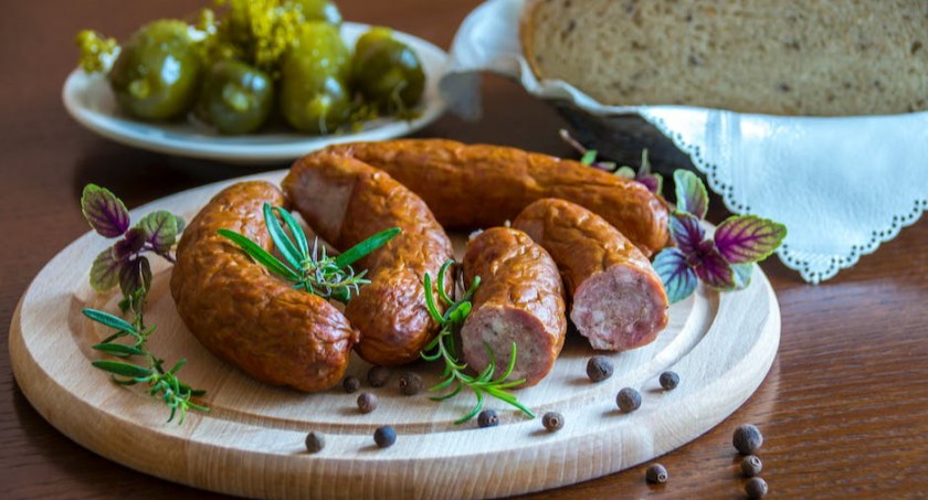 Domowe przygotowanie kiełbas - jakie są rodzaje jelit?