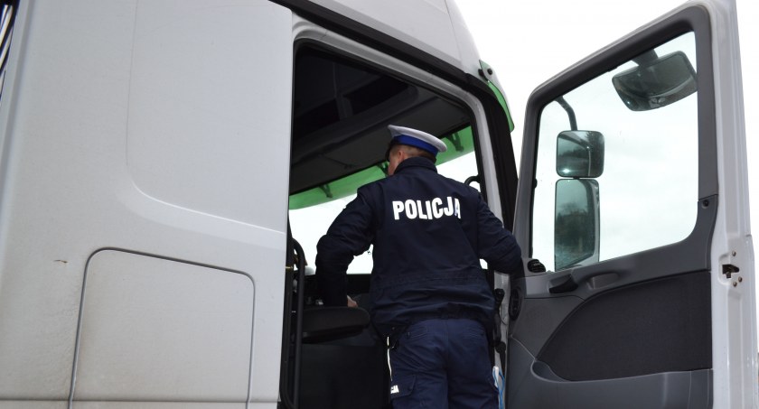 Tafla lodu spadła z naczepy tira na osobówkę. Policjanci apelują o odśnieżanie pojazdów.