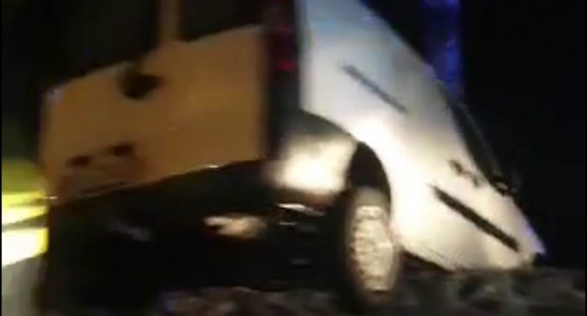 Jordanów: Samochód osobowy uderzył w drzewo (video)