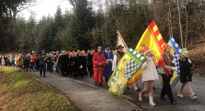 Kolorowy i rozśpiewany orszak z okazji Święta Trzech Króli w Bystrej Podhalańskiej