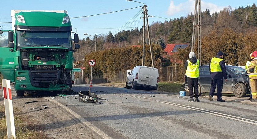Jordanów: Skoda wepchnięta pod koła ciężarówki! 